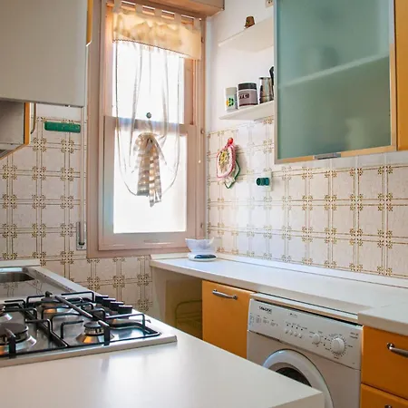 Guesthost - Cozy Flat With Terrace Near The