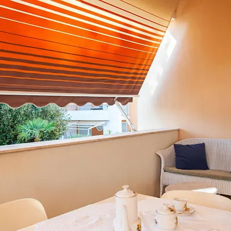 Guesthost - Cozy Flat With Terrace Near The