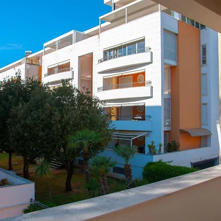 Guesthost - Cozy Flat With Terrace Near The